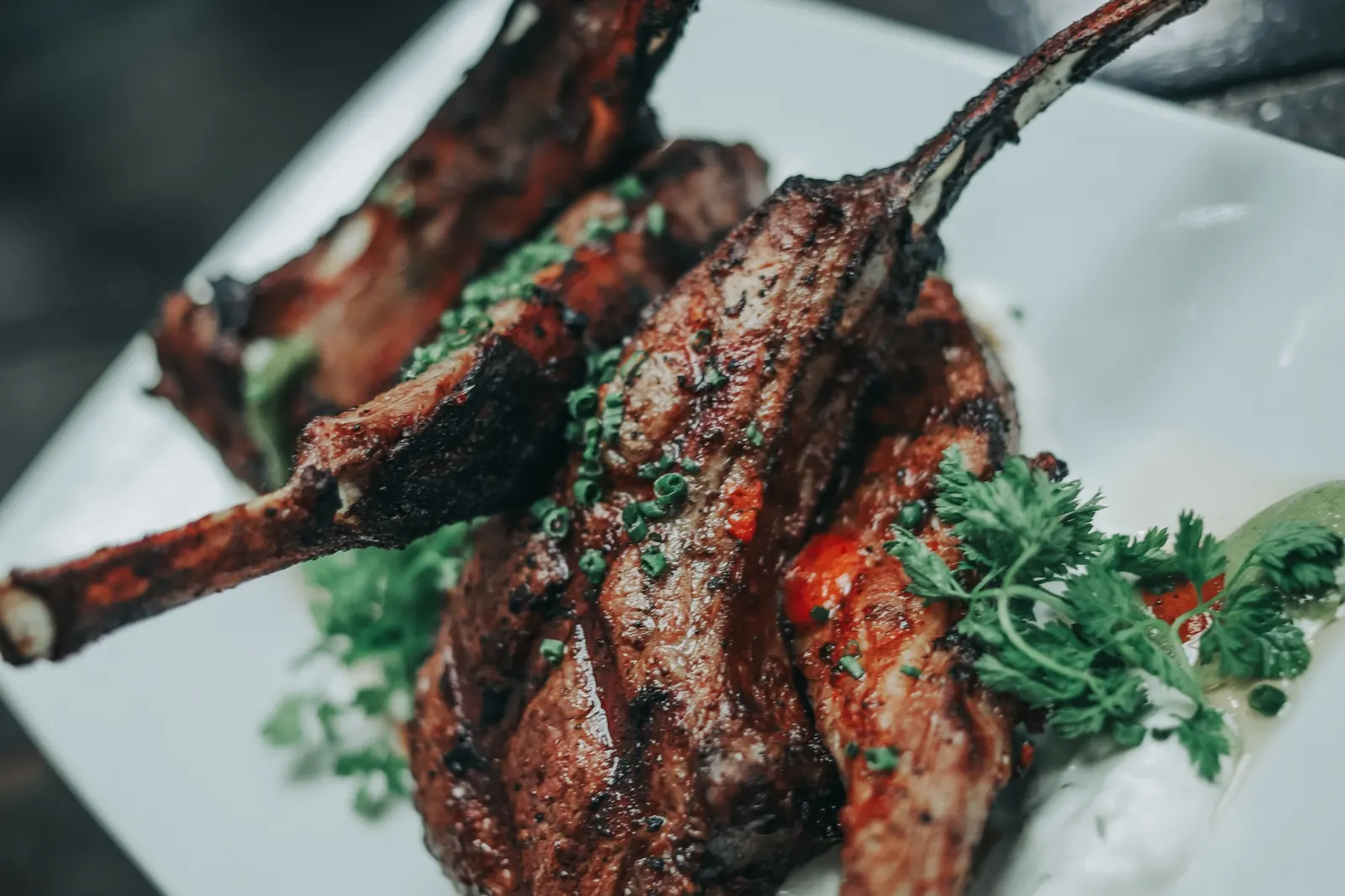 Grilled lamb chops with herbs